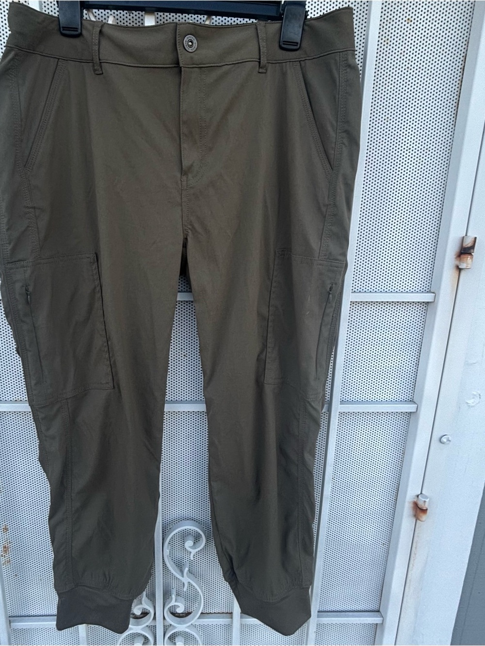 Prana women's capris size 14 W36"X26"cargo zip closed pockets has stretch